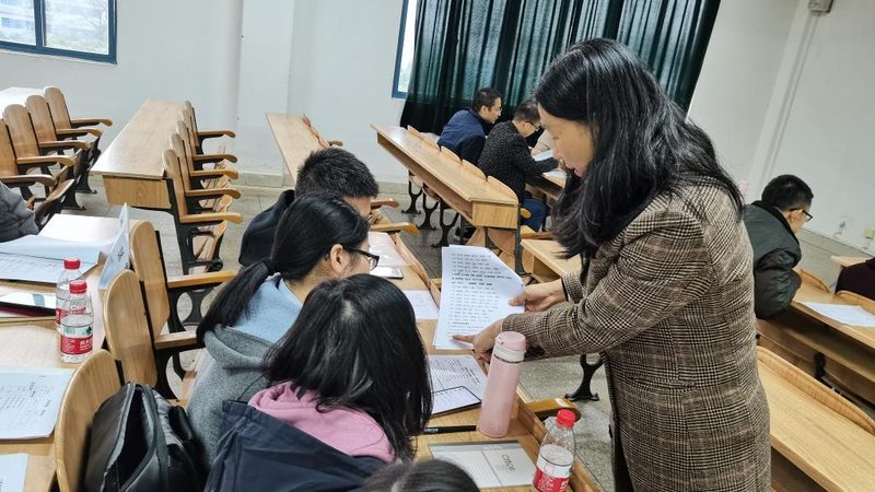 线上心理咨询师培训：直播课与录播课的差异化选择**
