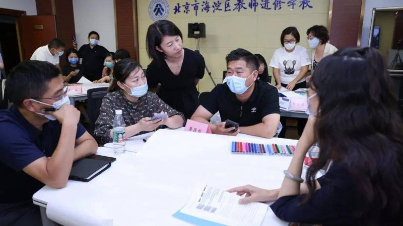 为了解决上述痛点，新员工管理培训软件应运而生。这类软件能够帮助企业：